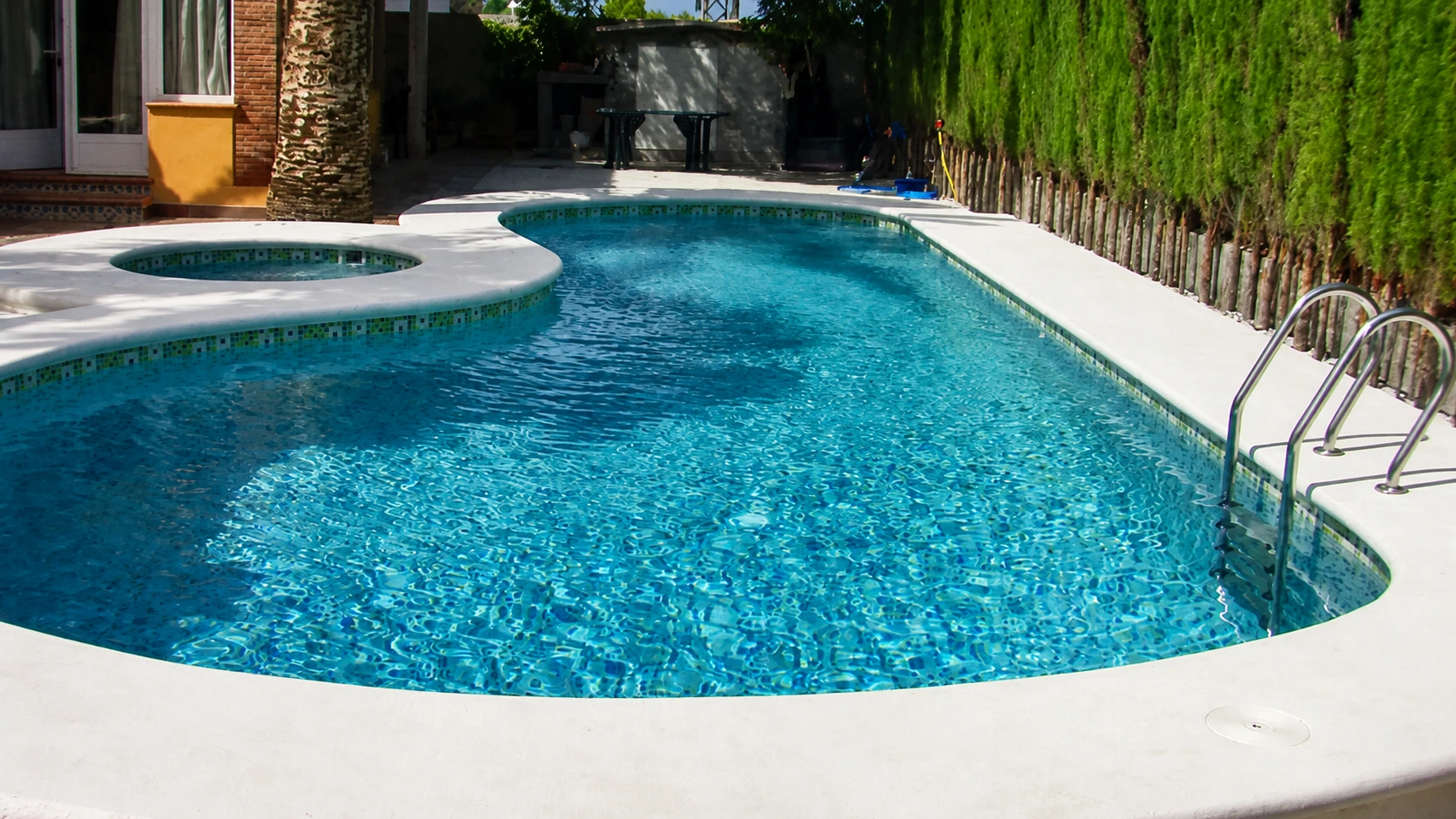 Piscina de formas curvas realizada por la empresa
